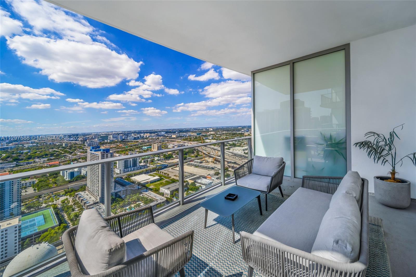 PARAMOUNT MIAMI WORLDCENT - Residential Lease