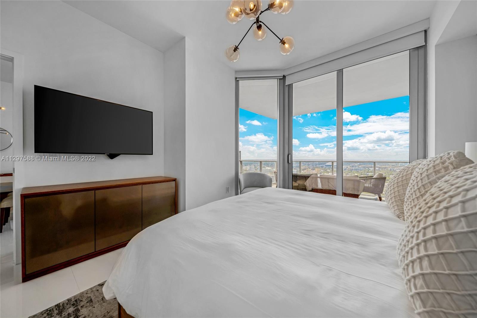 PARAMOUNT MIAMI WORLDCENT - Residential Lease
