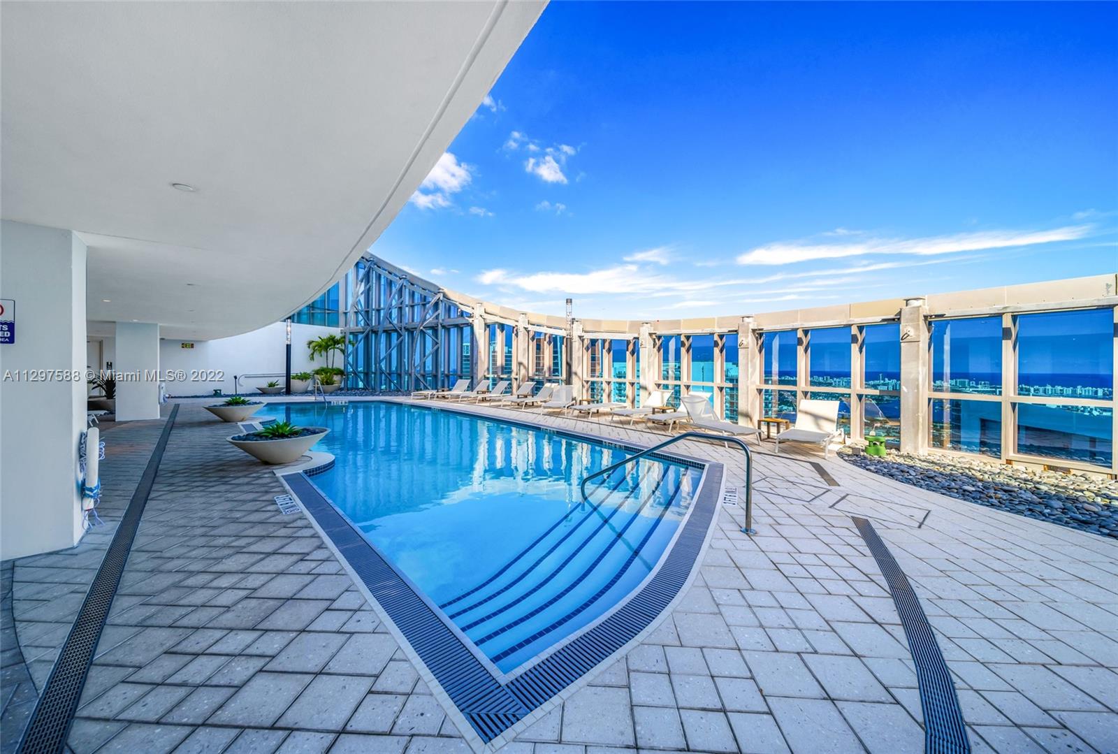 PARAMOUNT MIAMI WORLDCENT - Residential Lease