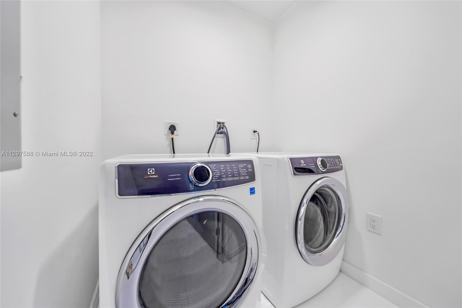 PARAMOUNT MIAMI WORLDCENT - Residential Lease