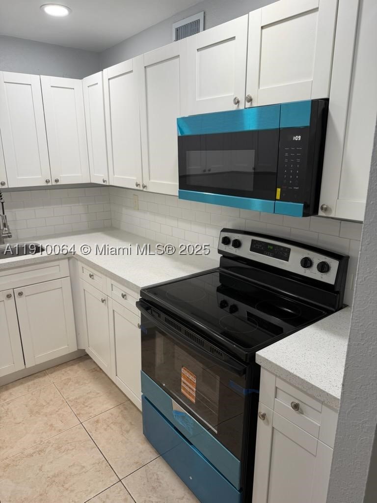 Beautifully Remodeled 3-Bedroom, 1.5-Bath Apartment in the Heart of Hialeah!
This spacious unit offers 3 assigned parking spaces — a rare find! Plus, the association allows the rental of an additional parking space for only $65 quarterly.
The apartment features a fully renovated kitchen with quartz countertops, white wood cabinetry, and stainless-steel appliances. Enjoy tile flooring throughout and a bright, open layout.
Community amenities include a laundry room and a children’s play area. Pets up to 25 lbs. are welcome.
Conveniently located near Westland Mall, shops, restaurants, and the Palmetto Expressway for easy commuting.
The building has successfully passed its 40-year recertification.