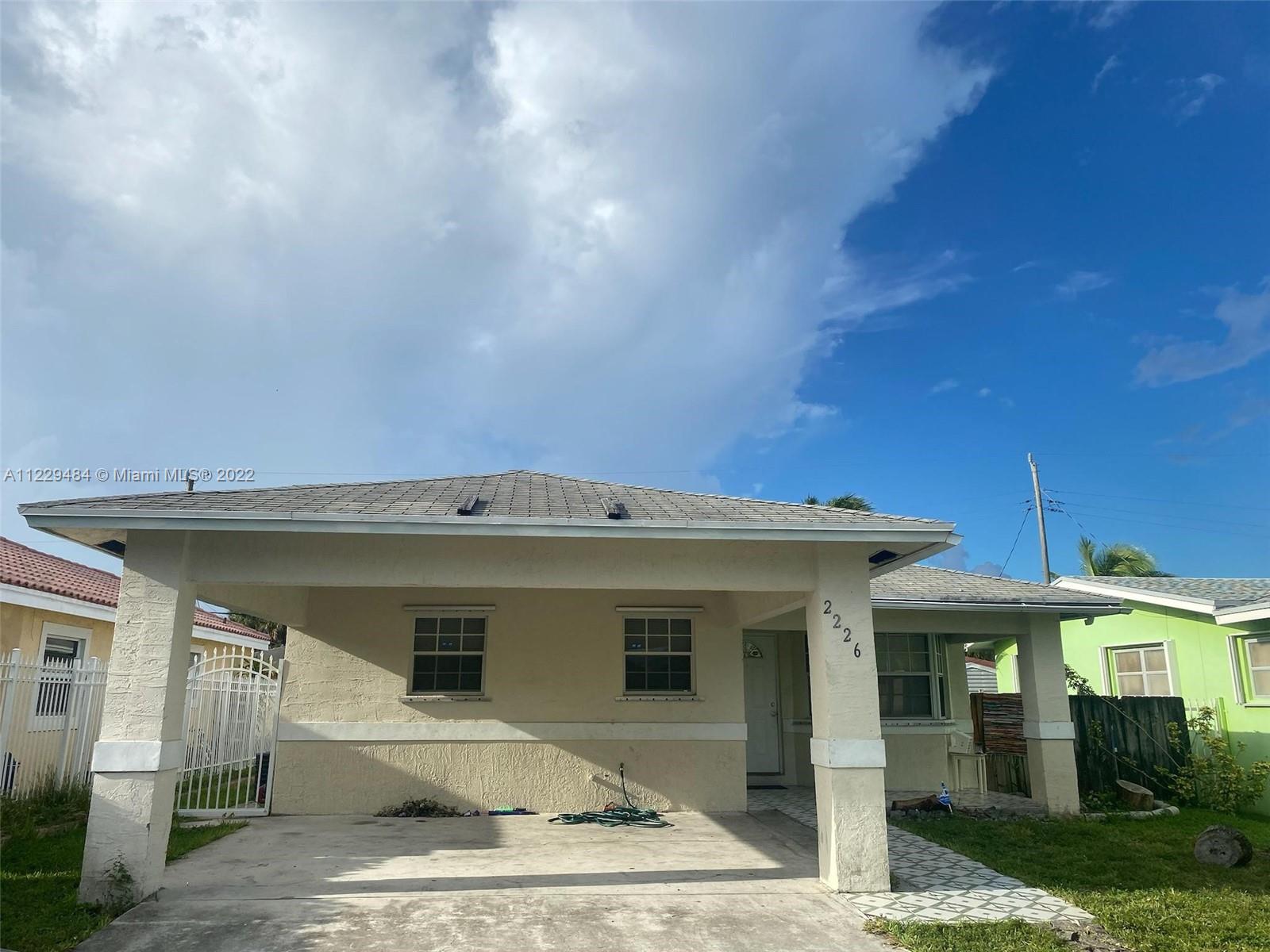 NEWER CONSTRUCTION HOME,VERY WELL KEPT (TENANT OCCUPIED) EASY TO SHOW. CALL LA 24 HR NOTICE