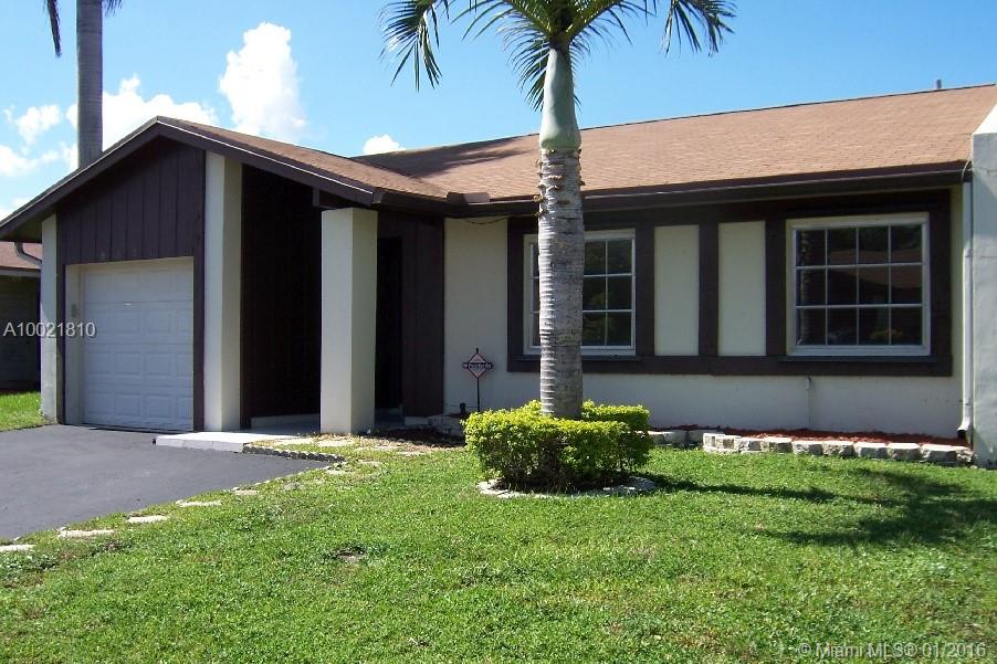 RENOVATED SUPER CLEAN 3/2 VILLA, WATER VIEW, UPDATED KITCHEN & BATHS, FRESHLY PAINTED. CLEAN CERAMIC TILE IN COMMON AREAS, WOOD / LAMINATE FLOORS IN BEDROOMS. NEWER SIDE BY SIDE FRIG, NEW FLAT TOP RANGE, NEW MICROWAVE, NEW WASHER & DRYER, NEW A/C, NEW CEILING FANS IN ALL ROOMS, SERVICE CONTRACT ON EVERYTHING, HIGH CEILING IN LIVING ROOM, LARGE SCREENED PATIO, 5 SETS SLIDING GLASS DOORS, LOTS OF NATURAL LIGHT, GARAGE, VERY WELL MAINTAINED.  LAWN SVC INCLUDED, GREAT LANDLORD. NO HOA APPROVAL.  FAST MOVE IN.
