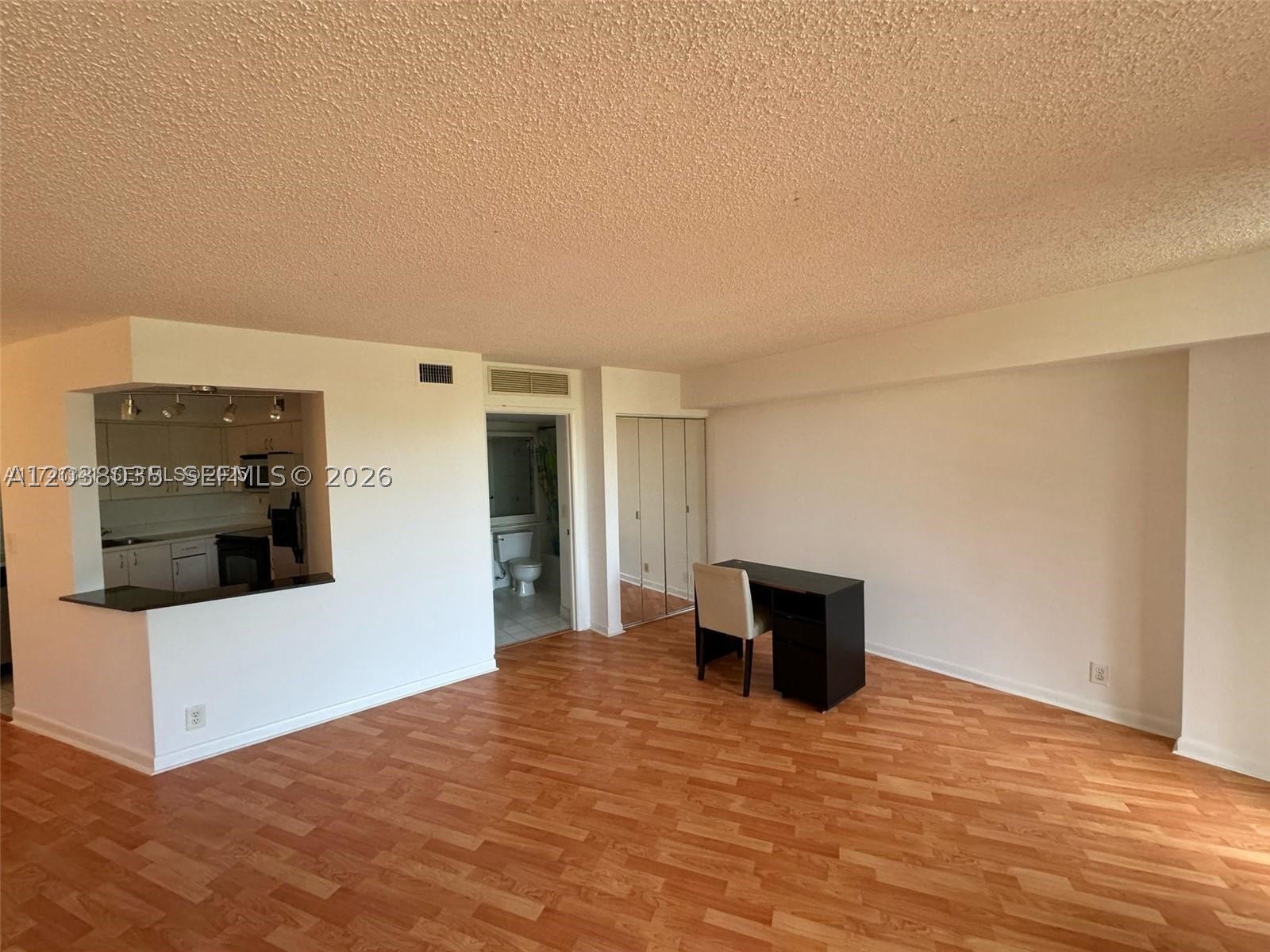 PARC CENTRAL AVENTURA SOU - Residential Lease