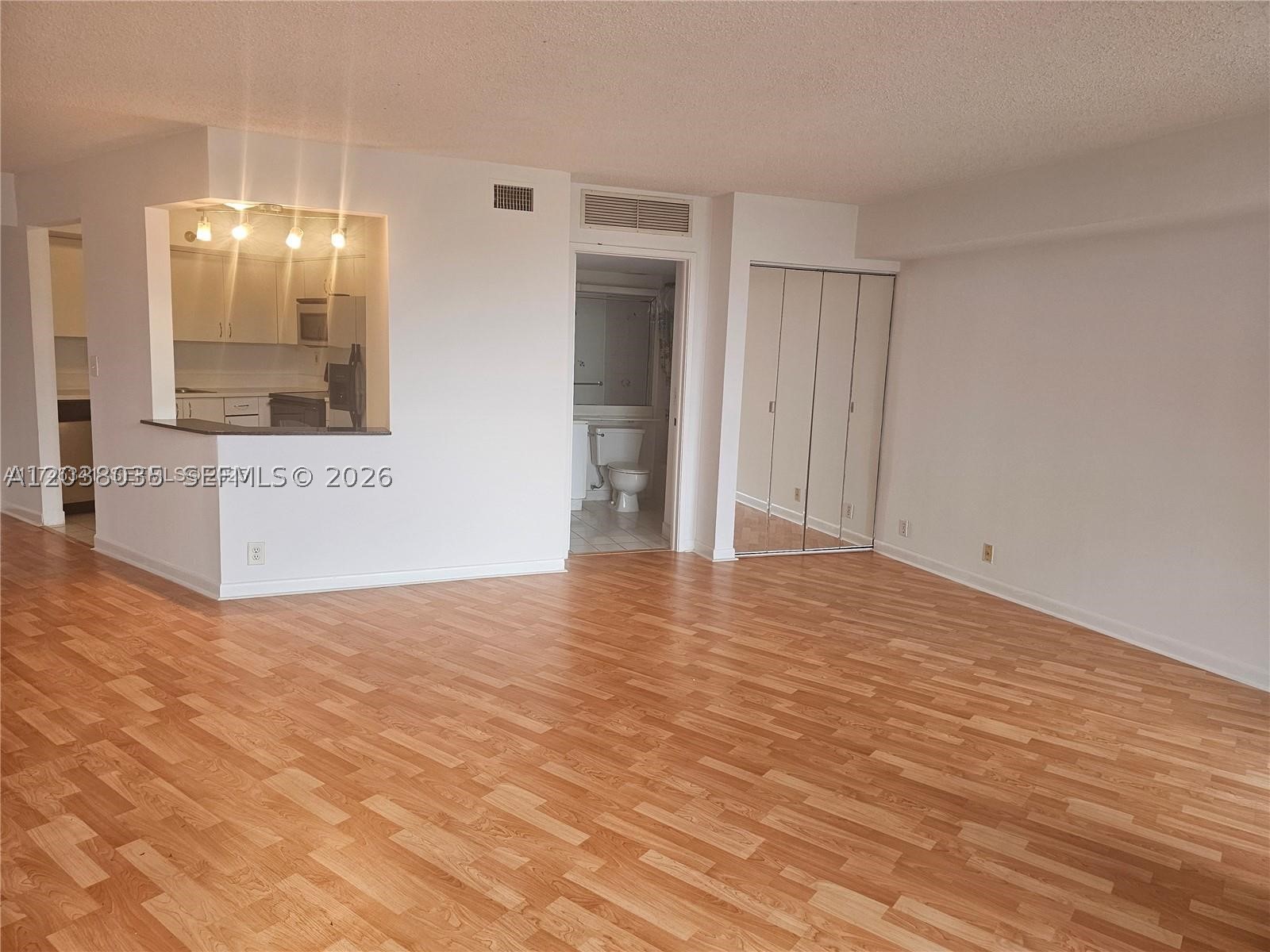 PARC CENTRAL AVENTURA SOU - Residential Lease