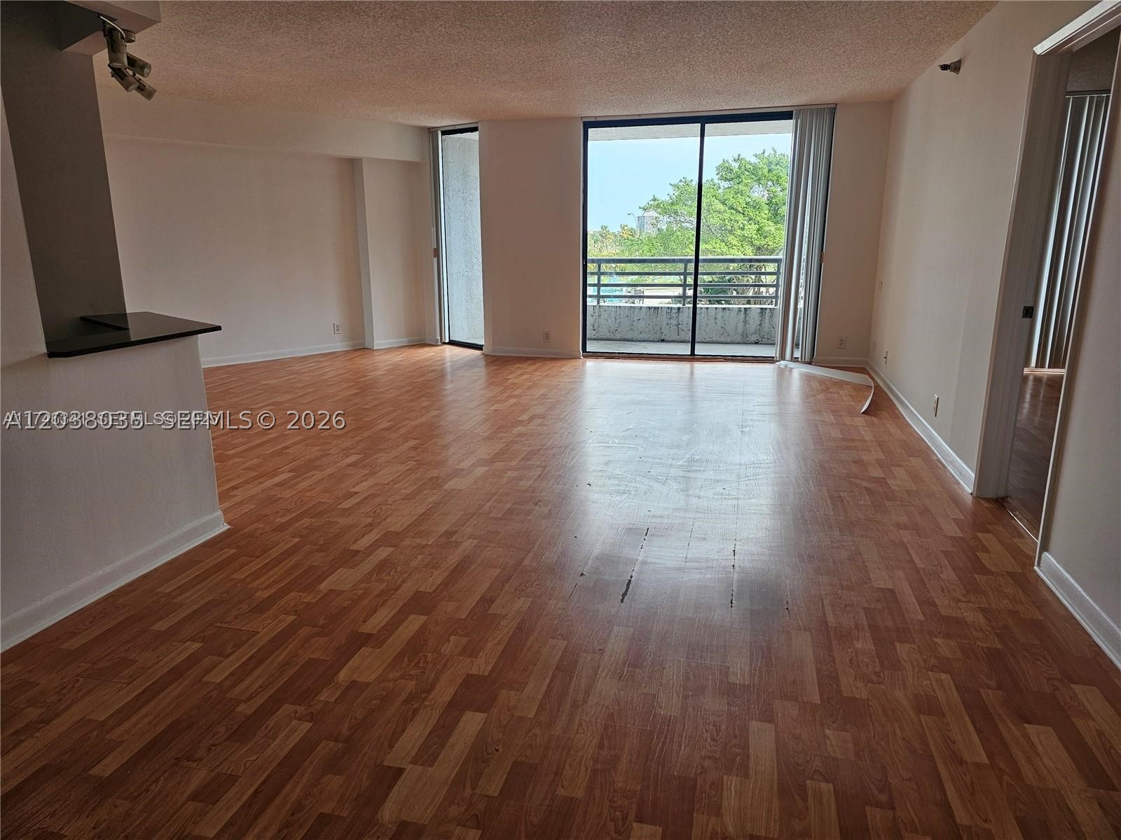 PARC CENTRAL AVENTURA SOU - Residential Lease