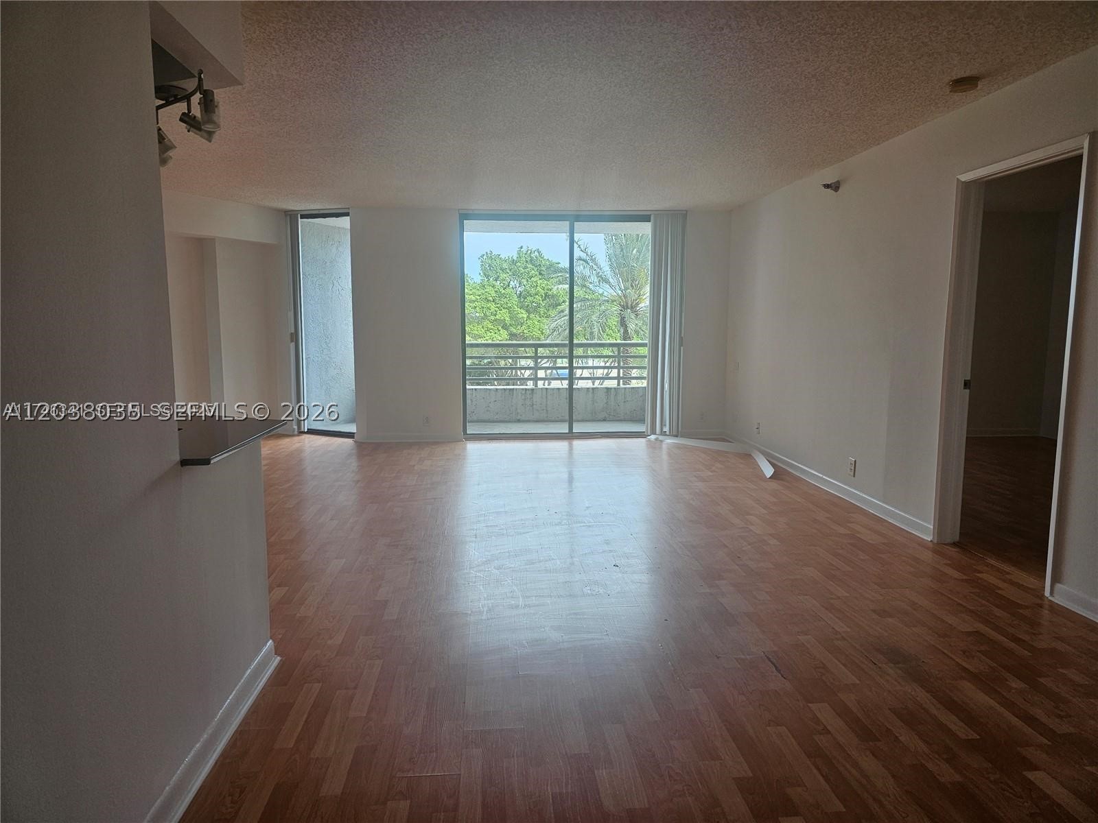 PARC CENTRAL AVENTURA SOU - Residential Lease