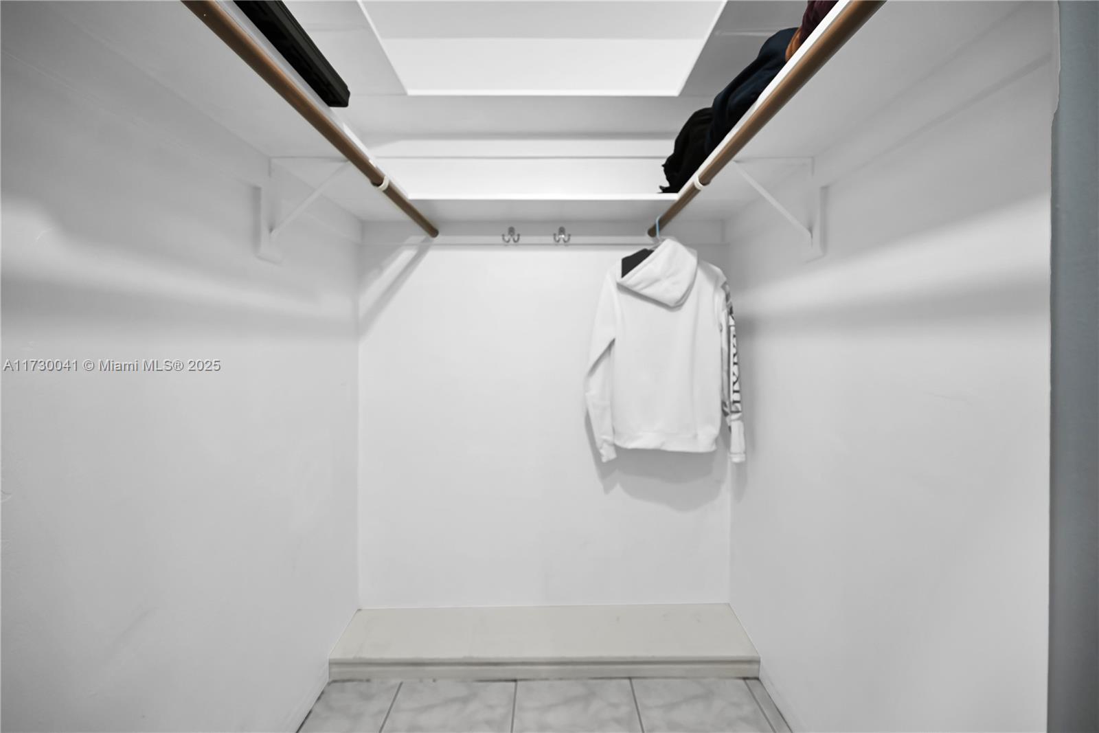 HILLCREST COUNTRY CLUB AP - Residential