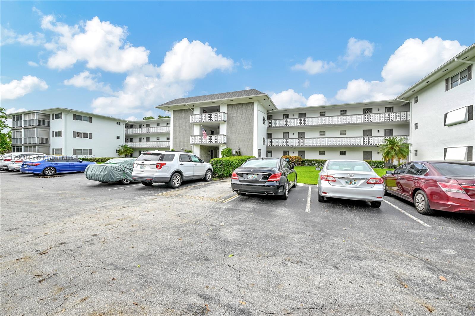 HILLCREST COUNTRY CLUB AP - Residential