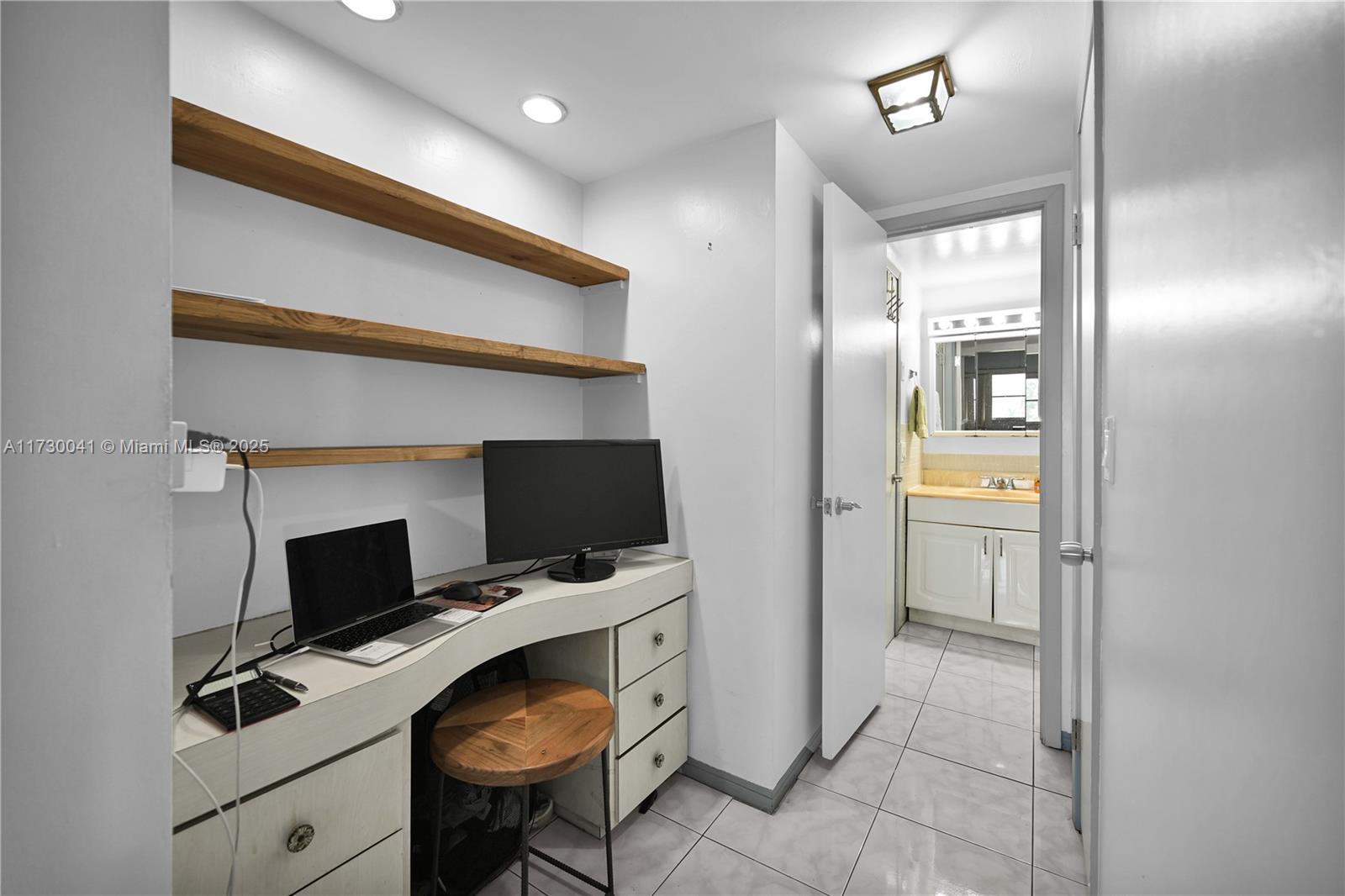 HILLCREST COUNTRY CLUB AP - Residential