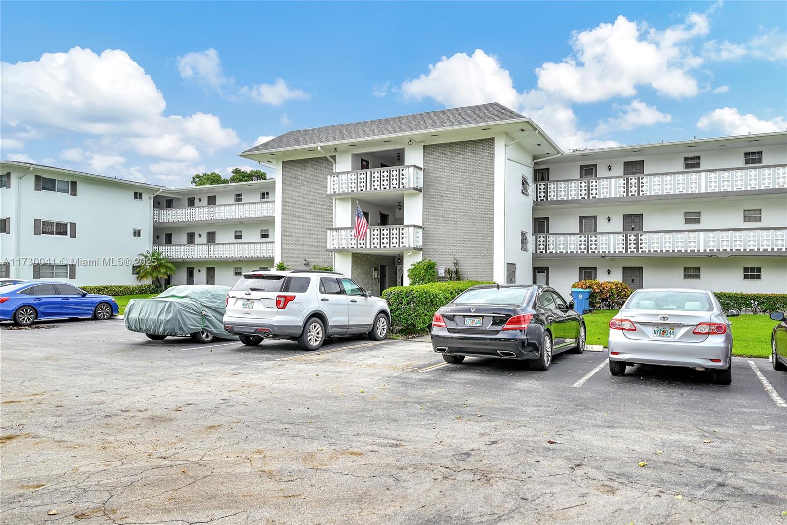 HILLCREST COUNTRY CLUB AP - Residential
