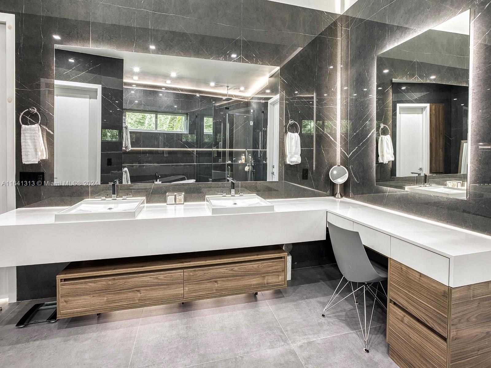 WARWICK MANOR 1ST ADDN - Residential
