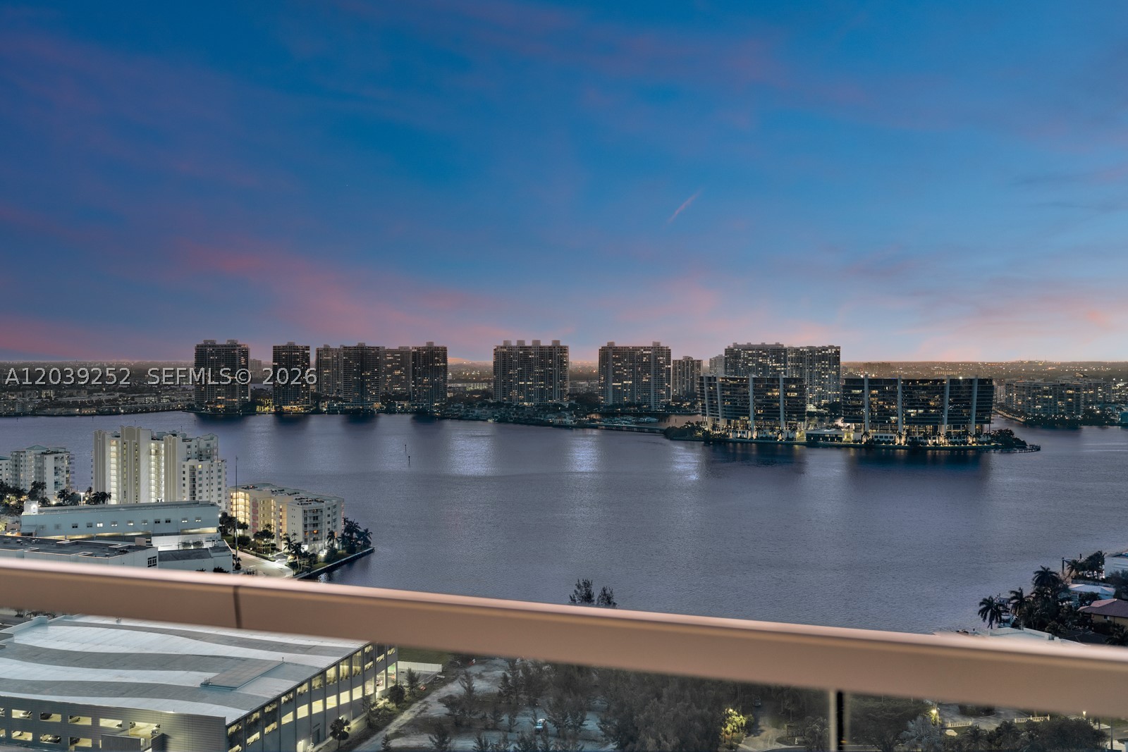 TURNBERRY OCEAN CLUB - Residential