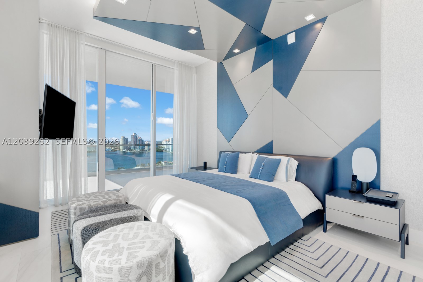 TURNBERRY OCEAN CLUB - Residential
