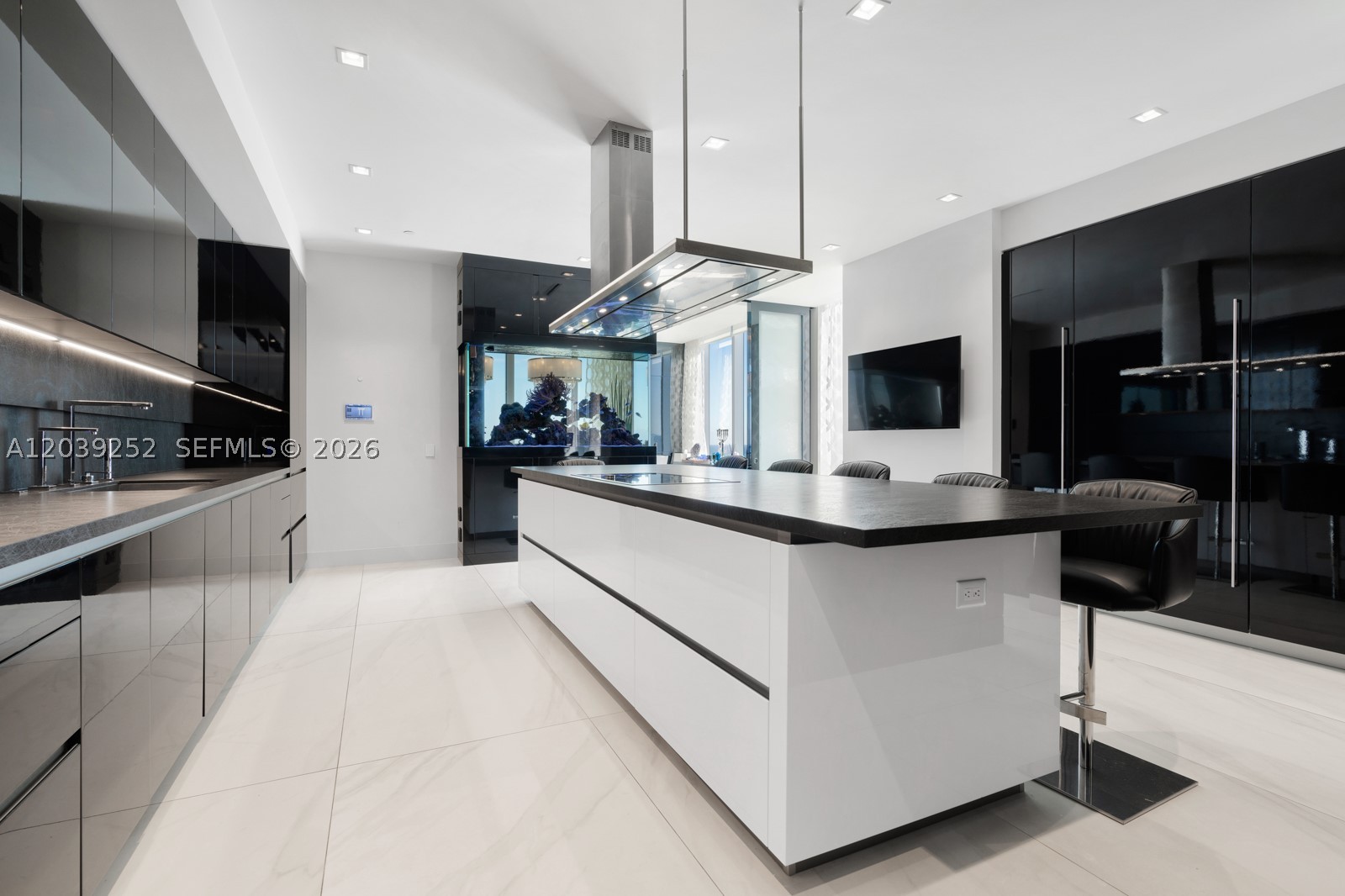TURNBERRY OCEAN CLUB - Residential