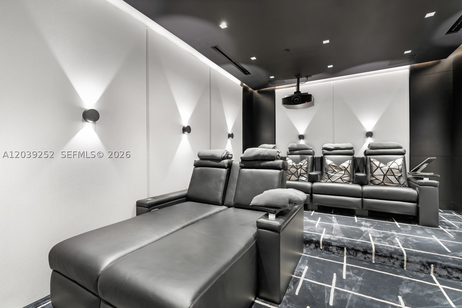 TURNBERRY OCEAN CLUB - Residential