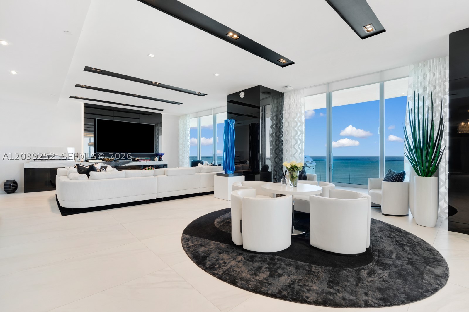 TURNBERRY OCEAN CLUB - Residential