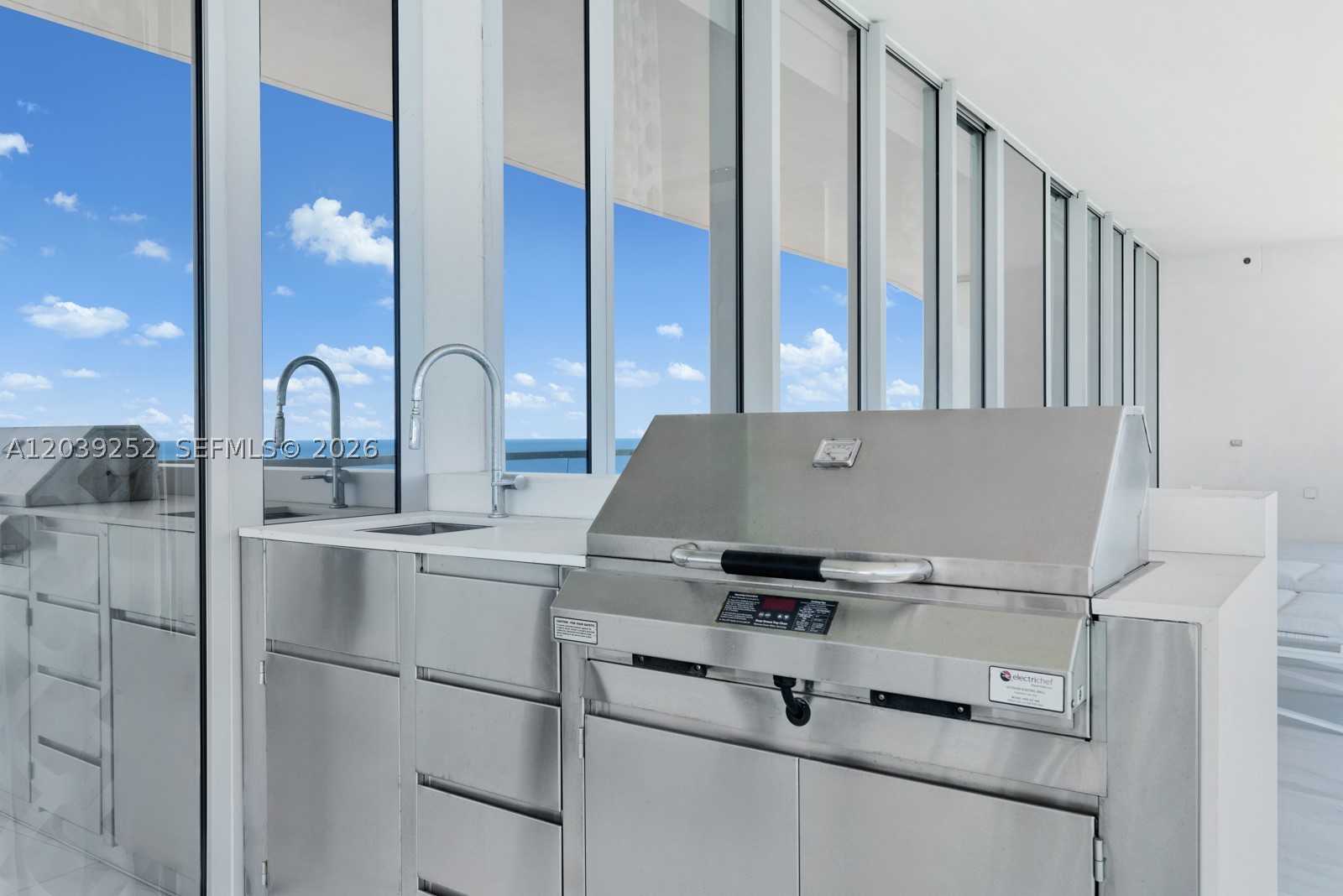 TURNBERRY OCEAN CLUB - Residential