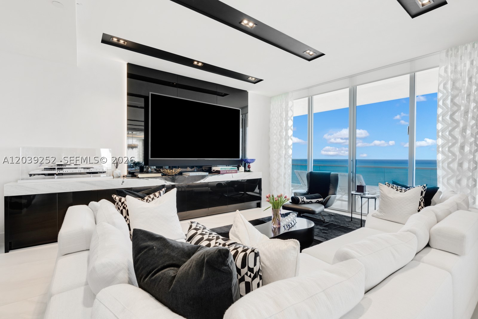 TURNBERRY OCEAN CLUB - Residential
