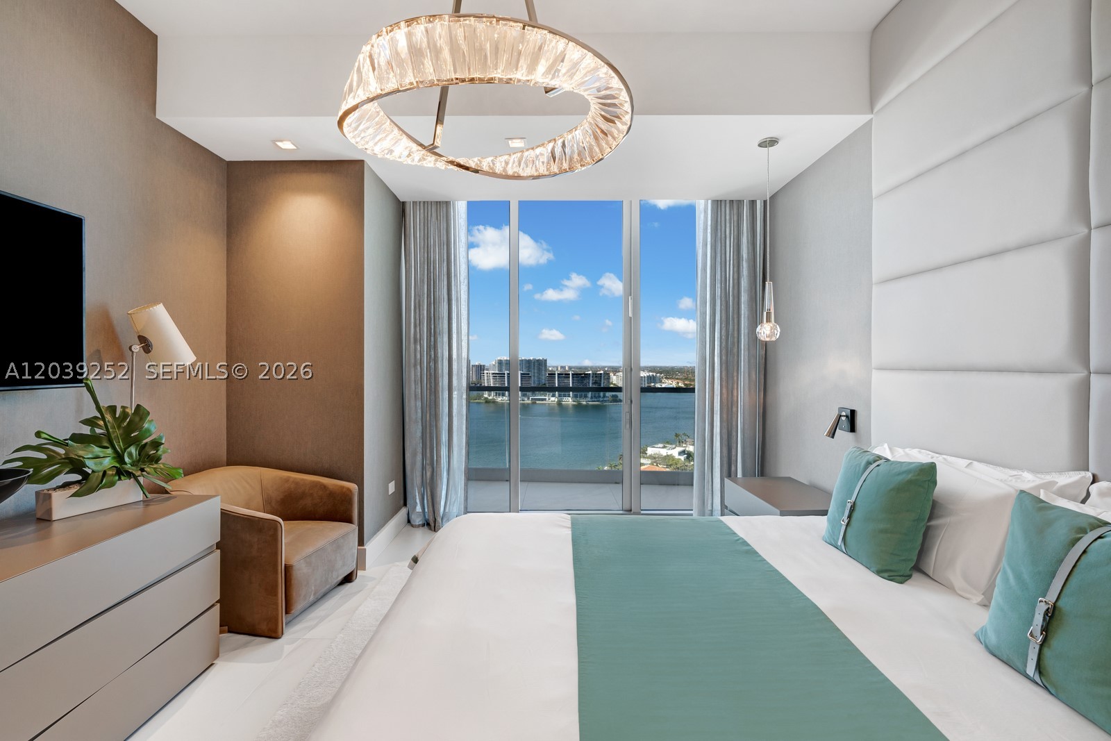 TURNBERRY OCEAN CLUB - Residential