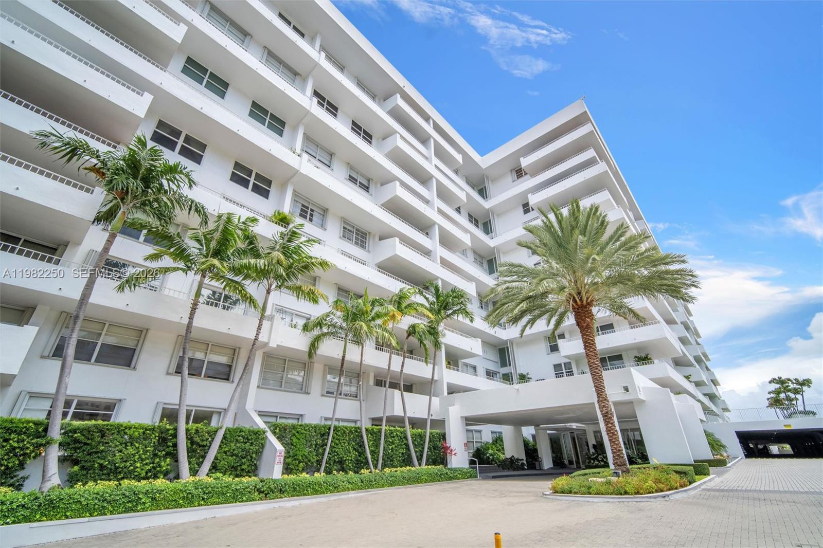 COMMODORE CLUB SOUTH COND - Residential