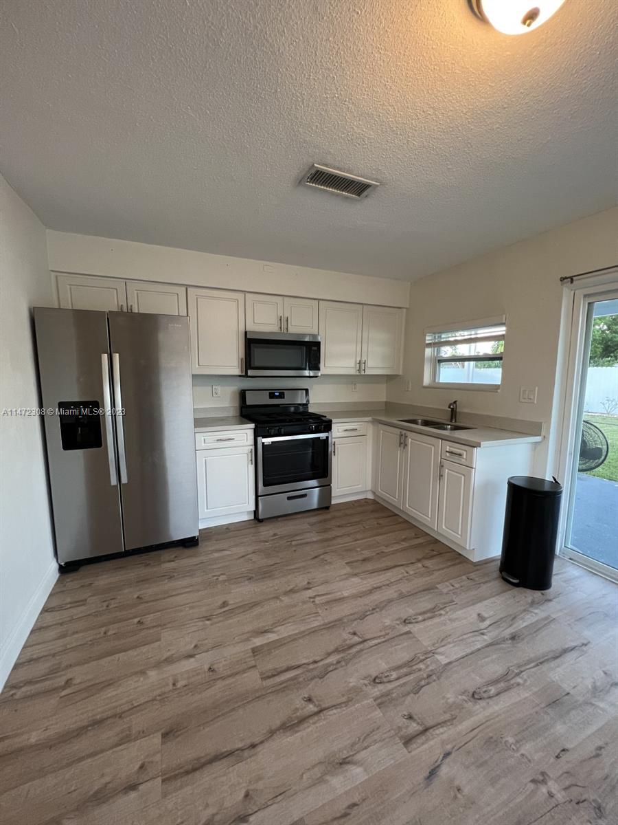 SUNRISE GOLF VILLAGE SEC - Residential Lease