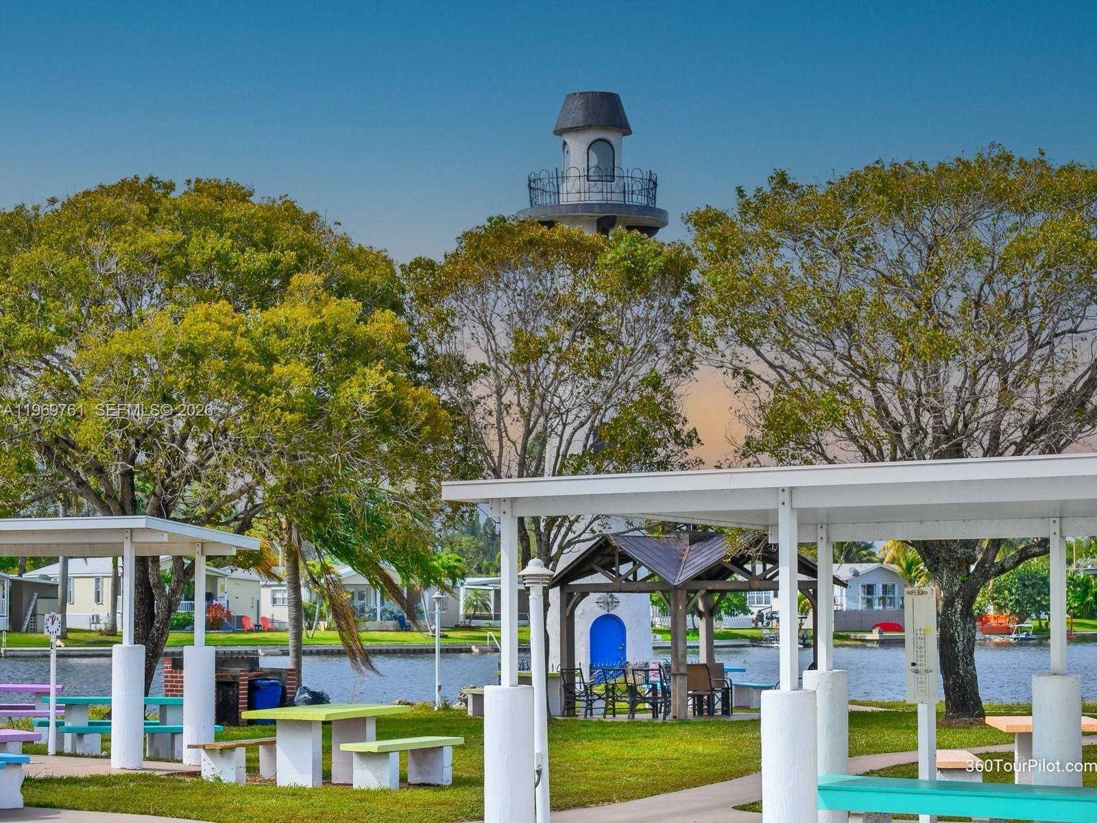 RAVENSWOOD ESTATES & MARI - Residential