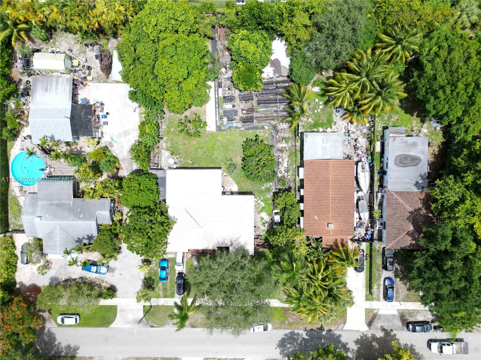 HOLLYWOOD LITTLE RANCHES - Residential