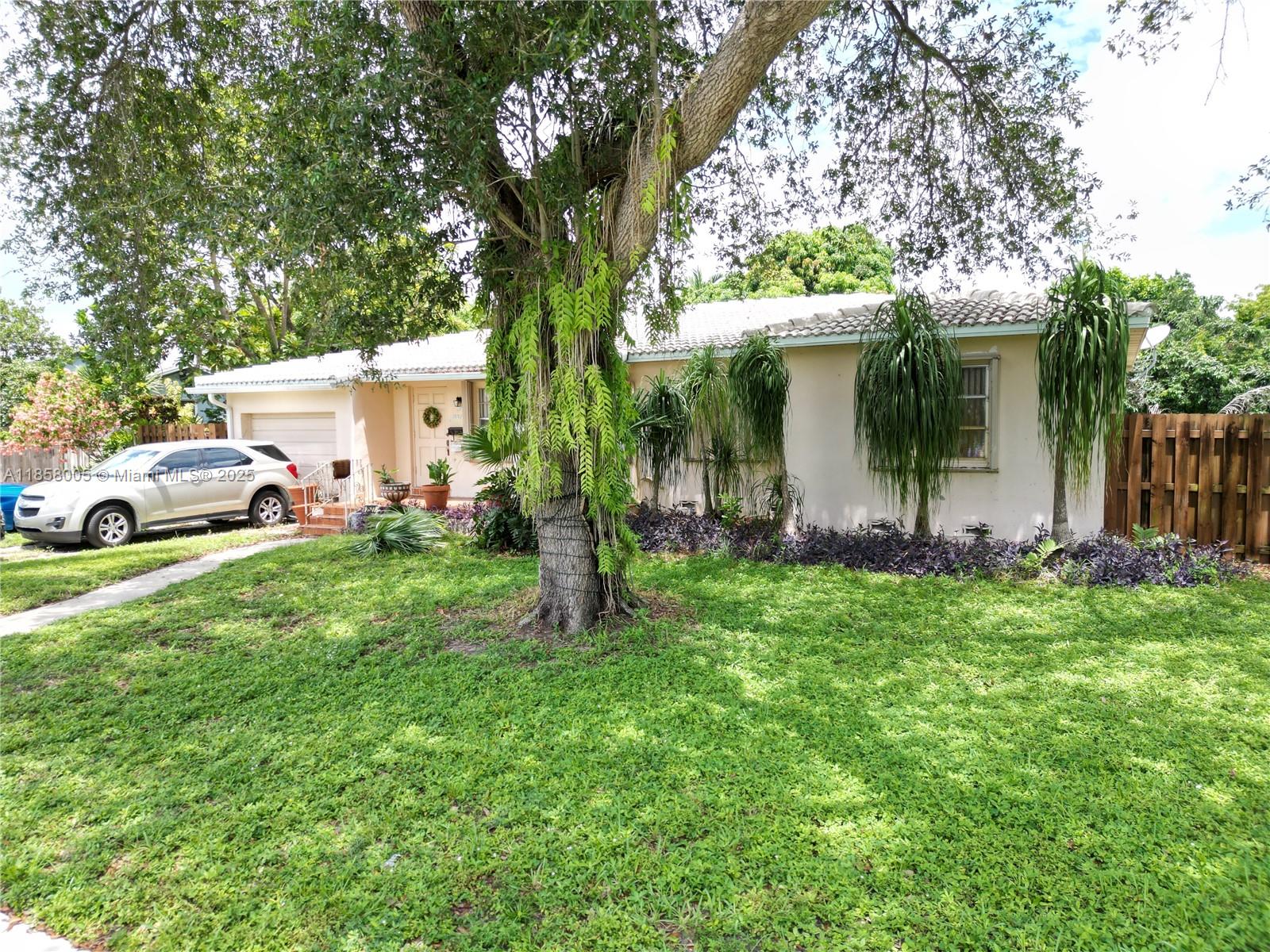HOLLYWOOD LITTLE RANCHES - Residential