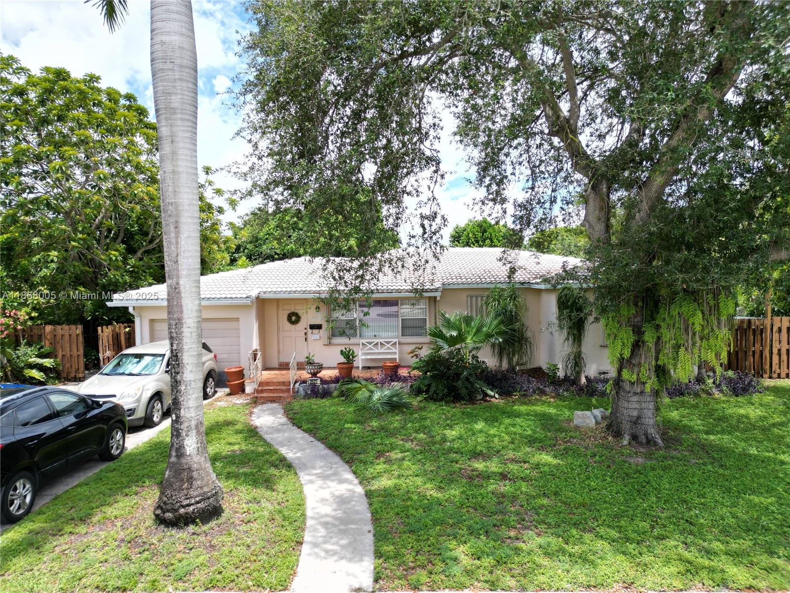 HOLLYWOOD LITTLE RANCHES - Residential