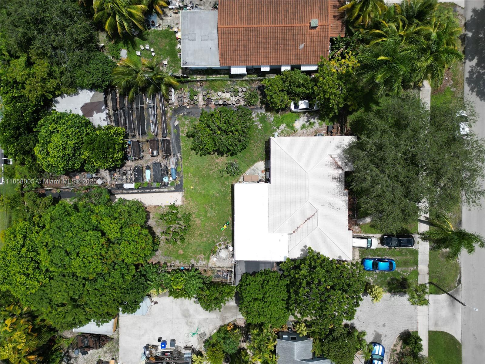 HOLLYWOOD LITTLE RANCHES - Residential