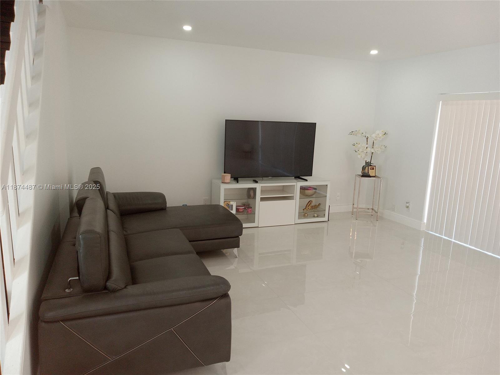 TOWNHOUSES AT JACARANDA - Residential Lease