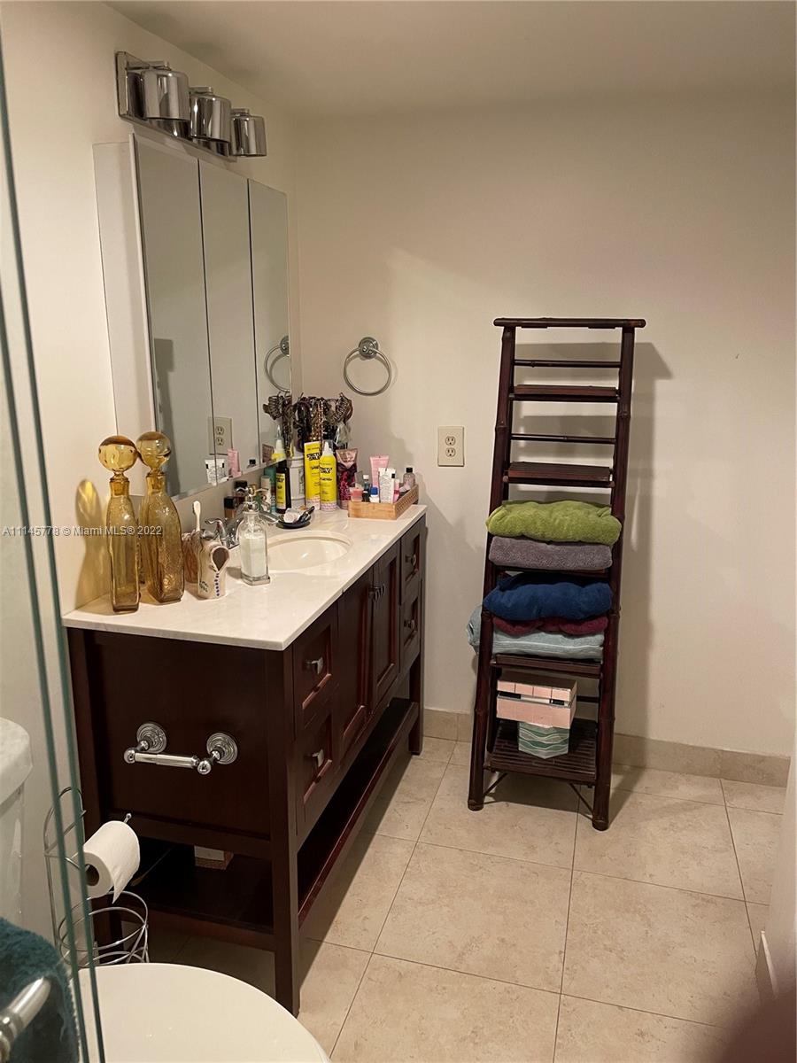 ADMIRALS PORT CONDO WEST - Residential