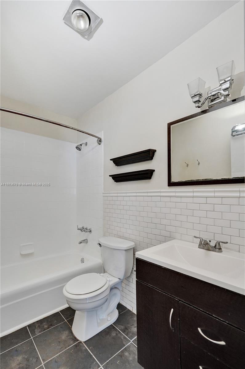 IMPERIAL POINT COLONNADES - Residential