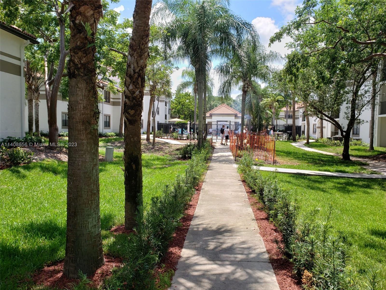 HOLLYWOOD PARC CONDOMINIU - Residential Lease