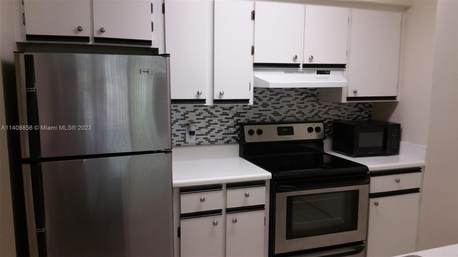HOLLYWOOD PARC CONDOMINIU - Residential Lease
