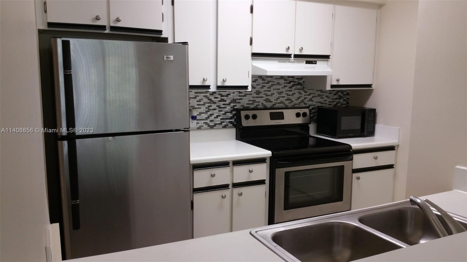 HOLLYWOOD PARC CONDOMINIU - Residential Lease