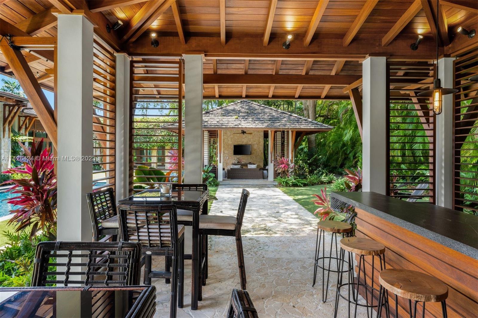 COLLINS MANOR - Residential