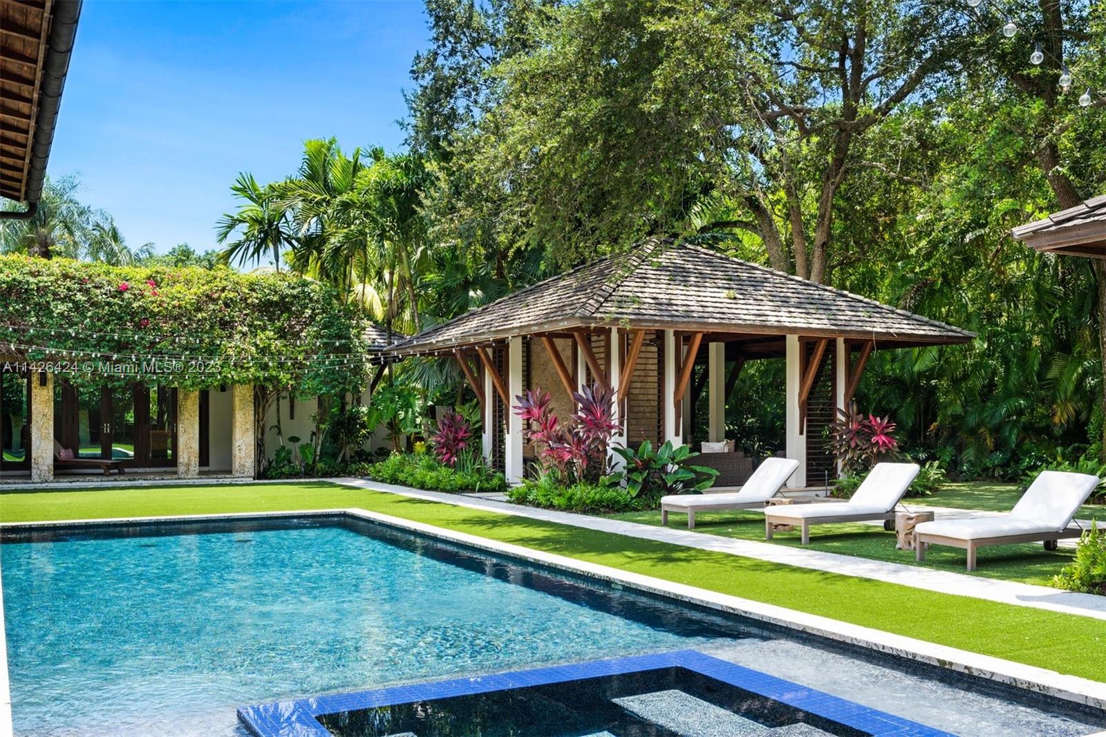 COLLINS MANOR - Residential