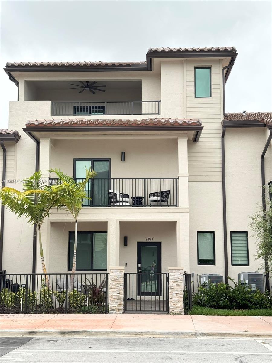 DOWNTOWN DORAL SOUTH PHAS - Residential