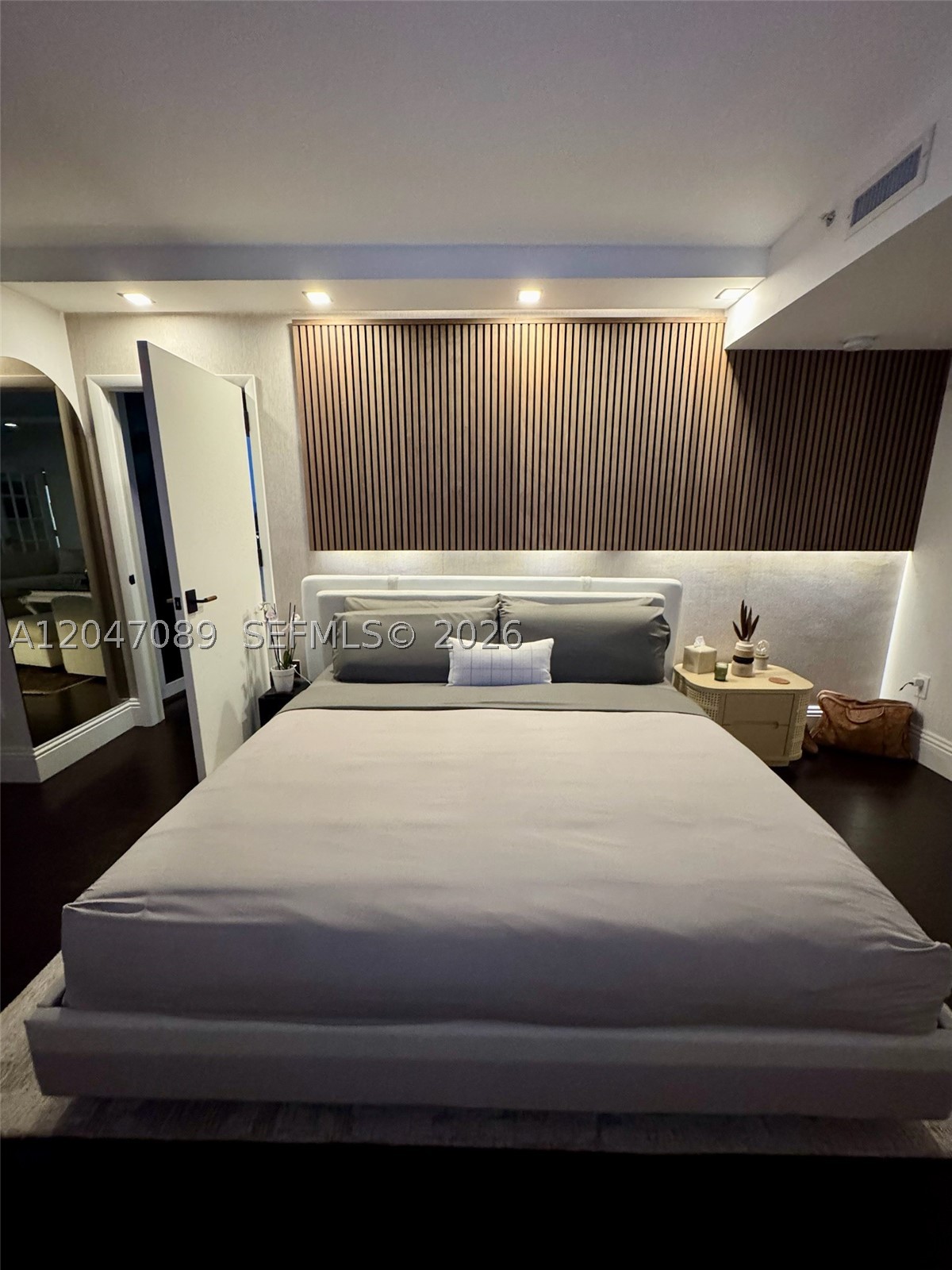 IL VILLAGGIO ON SOUTH BEA - Residential