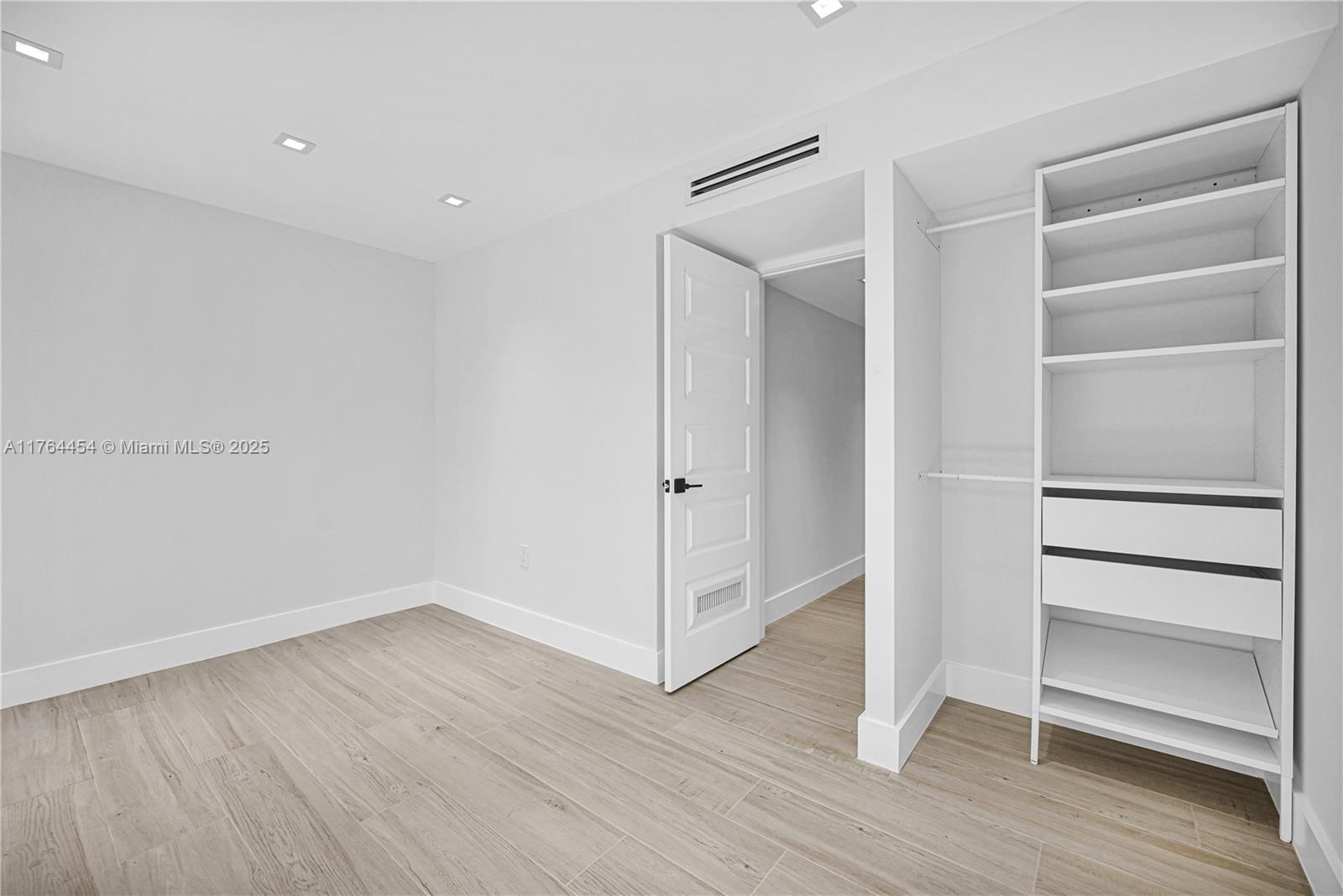 LAS OLAS BY THE SEA EXT - Residential