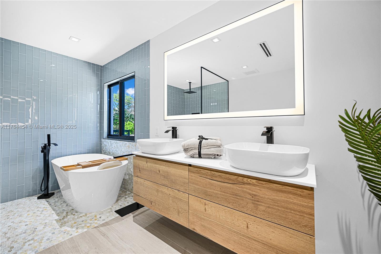 LAS OLAS BY THE SEA EXT - Residential