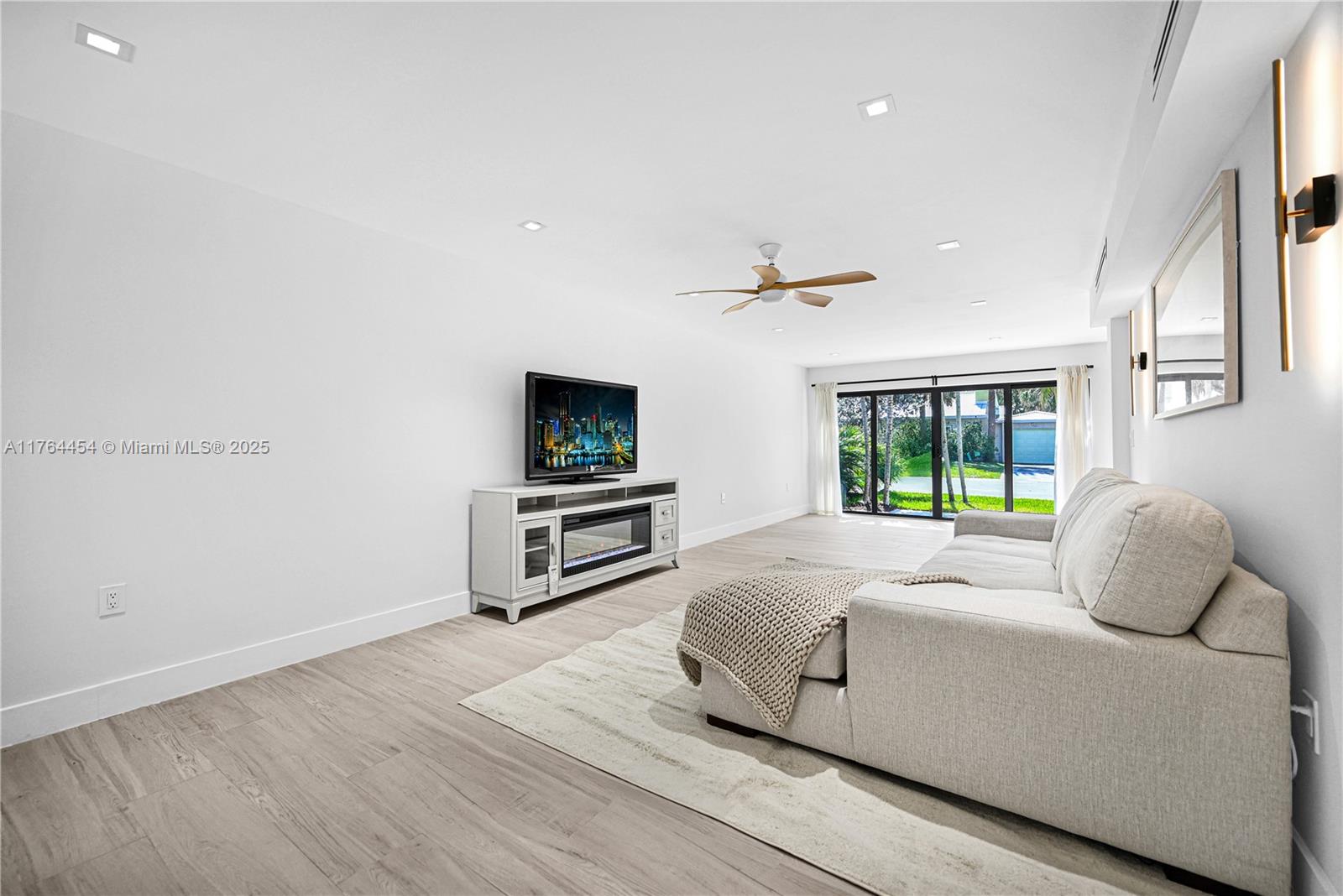 LAS OLAS BY THE SEA EXT - Residential