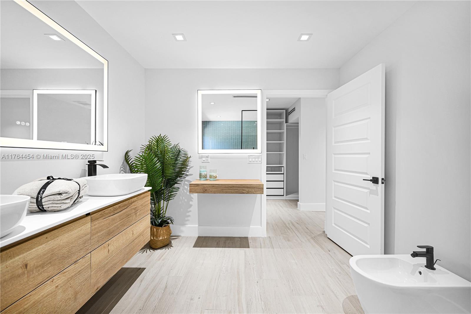LAS OLAS BY THE SEA EXT - Residential