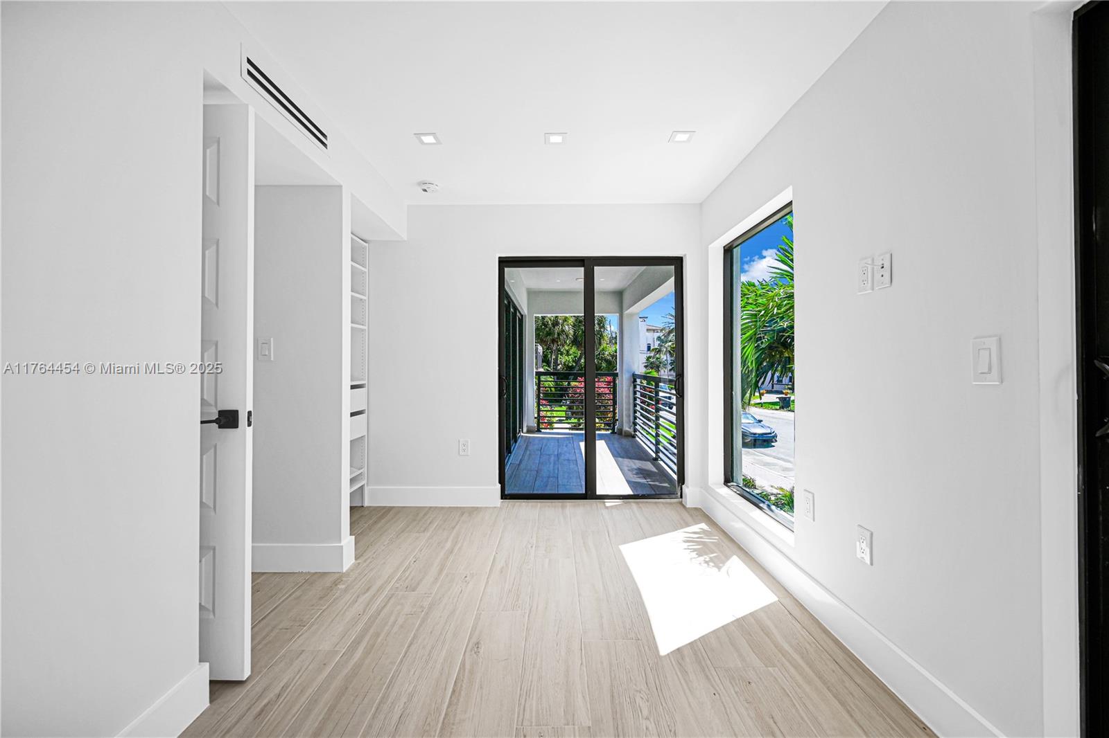 LAS OLAS BY THE SEA EXT - Residential