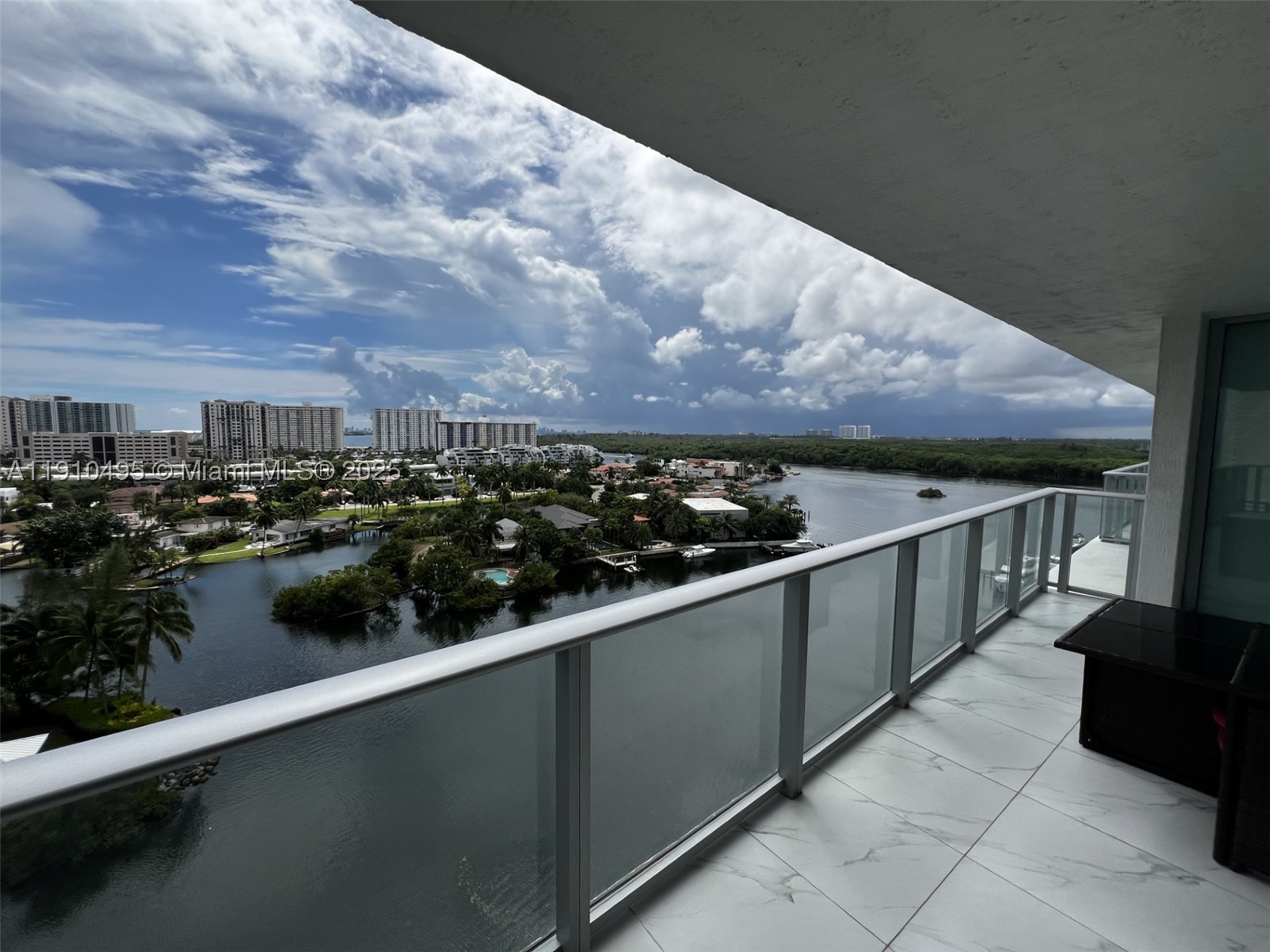 PARQUE TOWERS CONDO - Residential