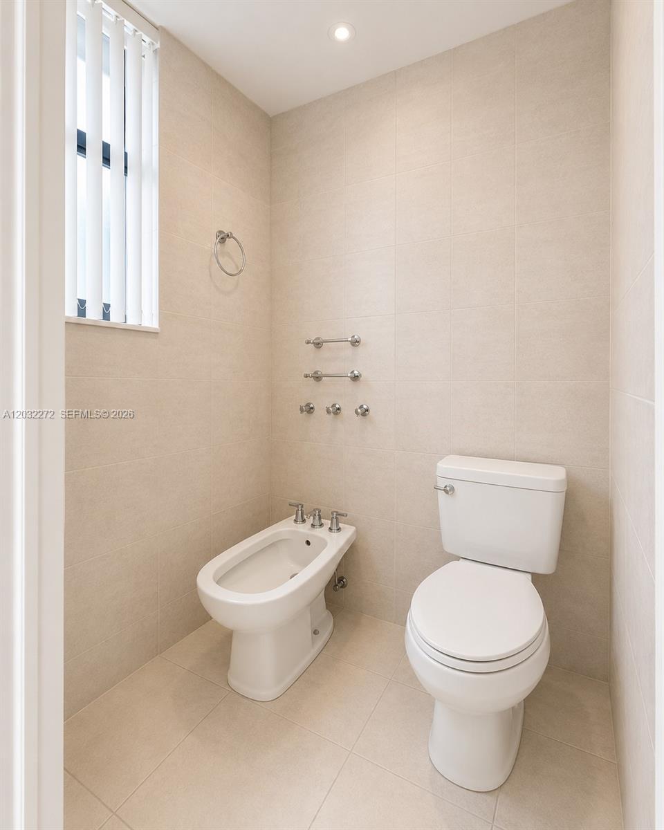WINSTON TOWERS 700 CONDO - Residential