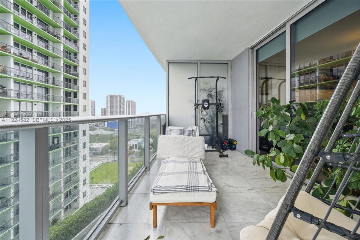 ARIA ON THE BAY CONDO - Residential