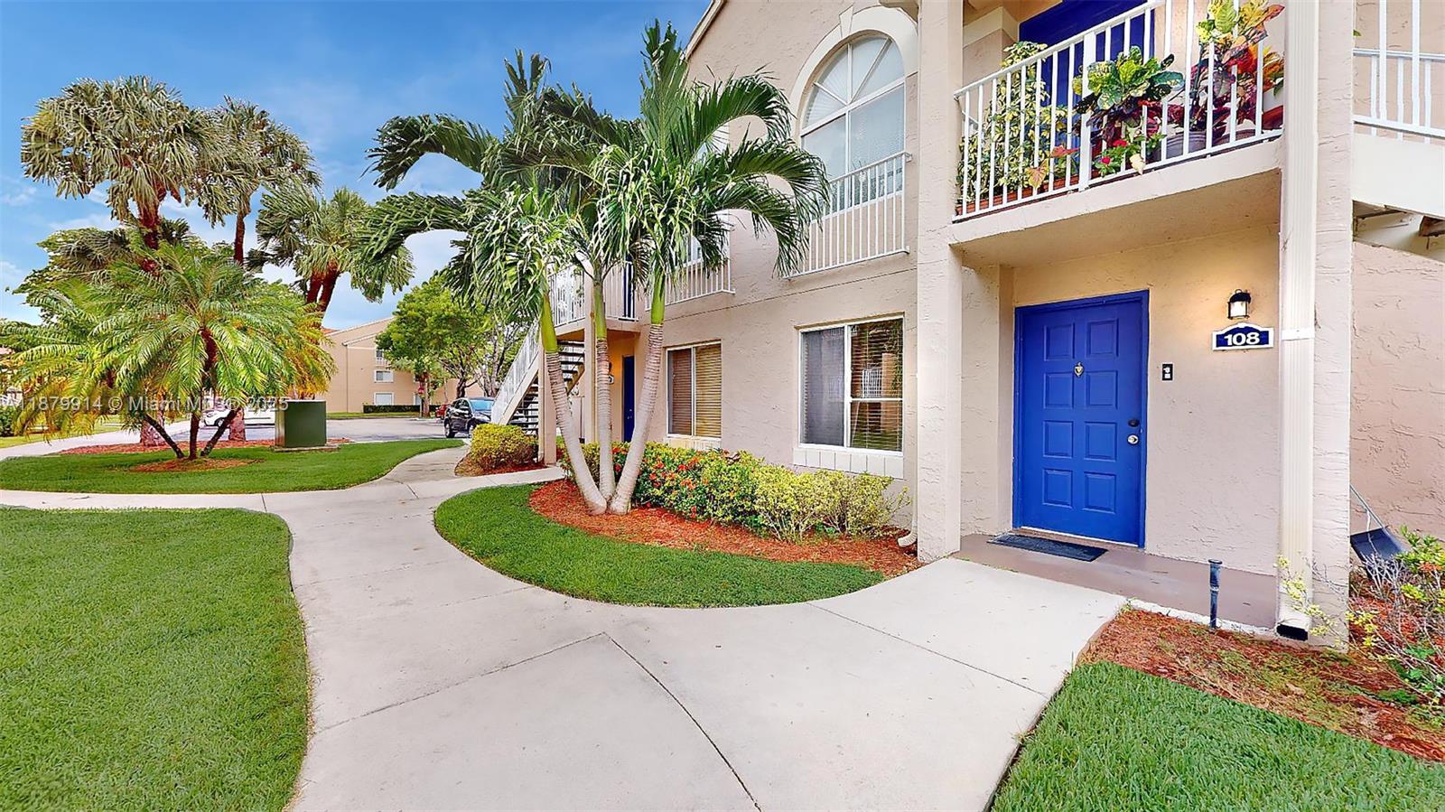 Super convenient ample apartment, first floor, corner unit. Covered porch overlooking a green open nice area. Washer and dryer inside unit. Very large ambiances, dinning- room and living room. Large storage room. Beautiful community with a pool and picnic area. Close to shopping, restaurants, Baptist Hospital and main roads.